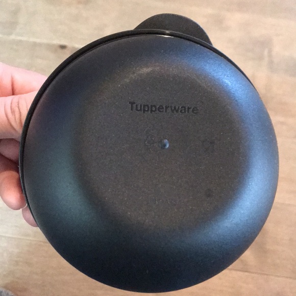 Tupperware container (salt box) - Picture 4 of 4